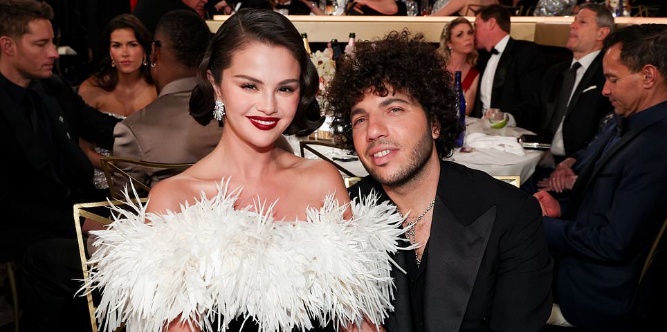 Golden Globes red carpet image