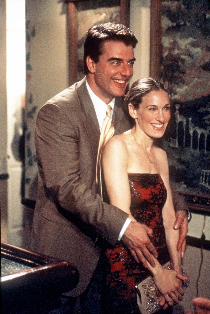 Chris Noth and Sarah Jessica Parker embrace and smile.