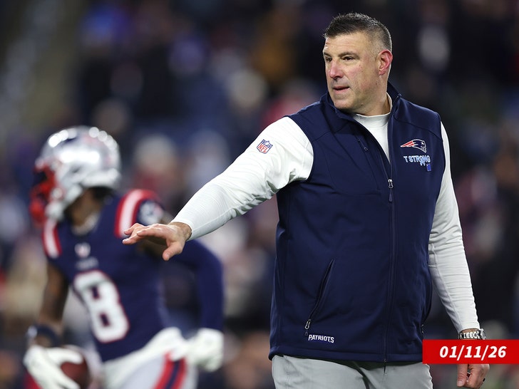 Patriots head coach Mike Vrabel on the sideline