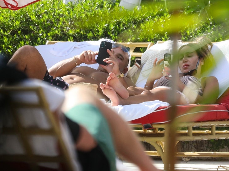 The Gorgas stroll the Miami strip amid nationwide winter storms