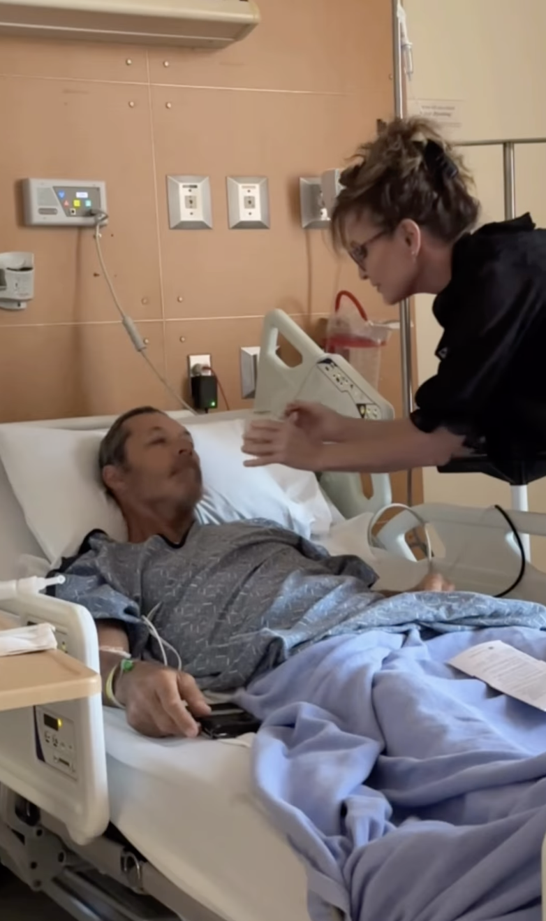 Sarah Palin sits bedside with Ron Duguay in the hospital