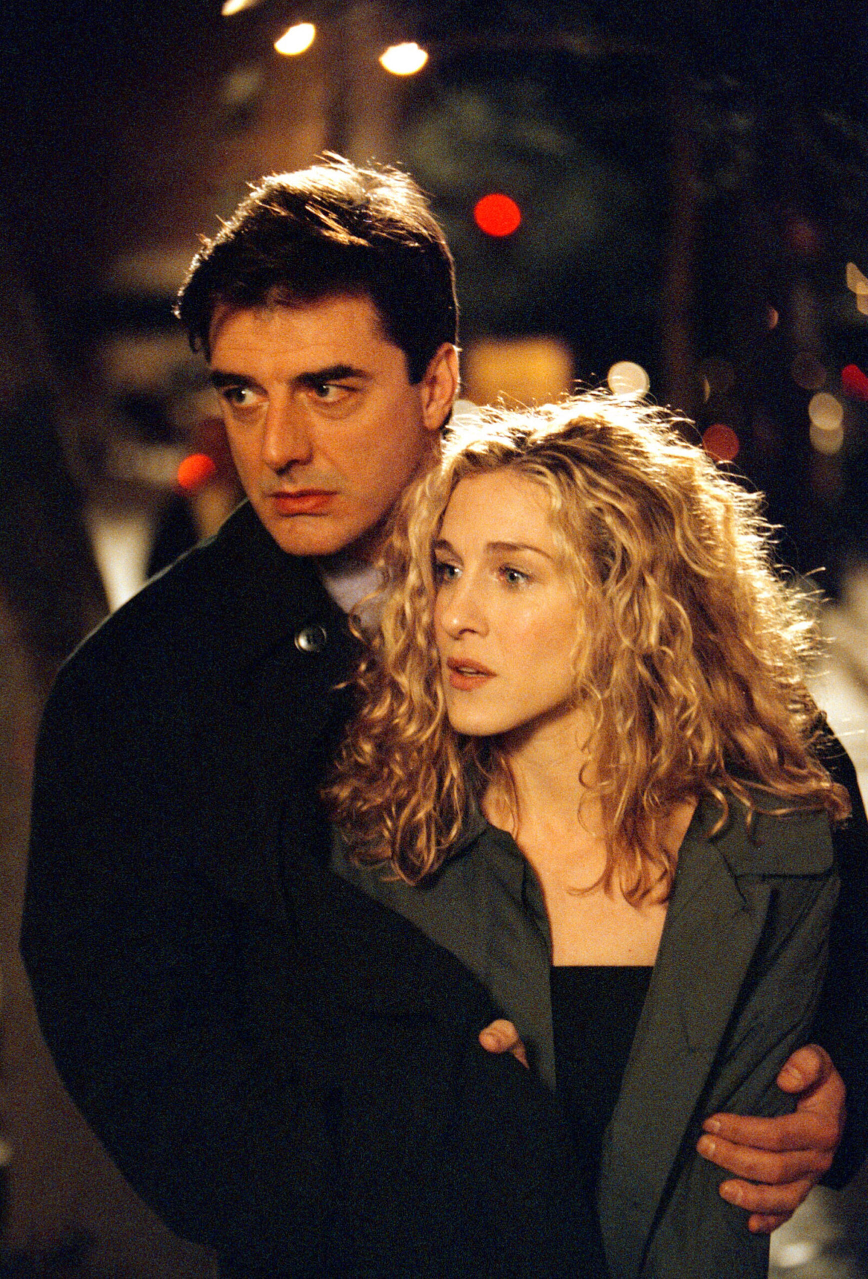 Carrie Bradshaw and Mr. Big embracing on the set of Sex and the City.