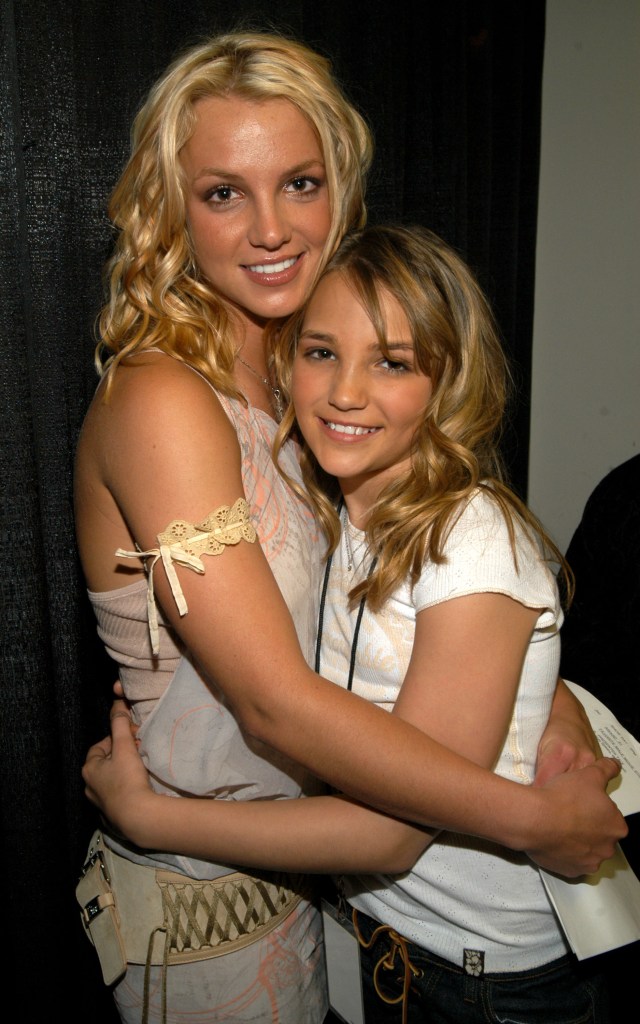 Britney Spears posing with her sister Jamie Lynn Spears.