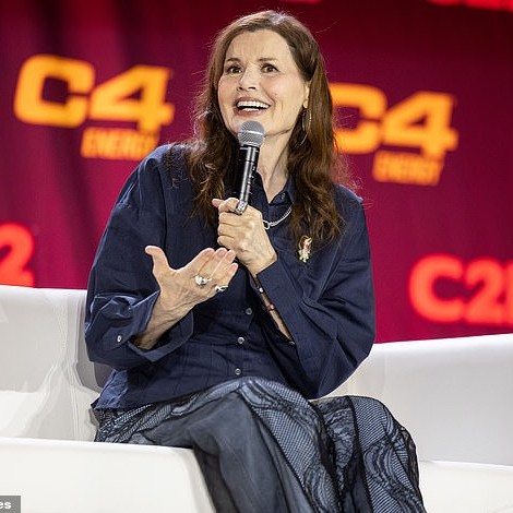 Her long chestnut hair cascaded freely as she flashed her megawatt smile - Daily Mail US