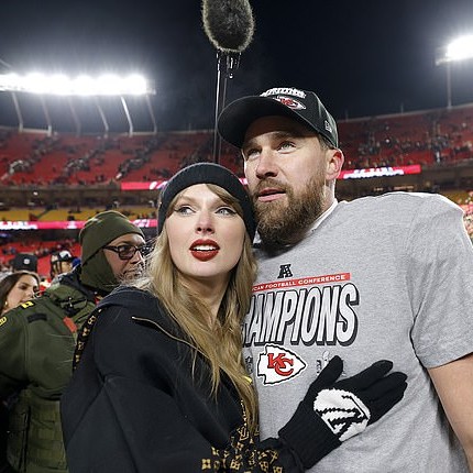 Kelce revealed how fiancee Taylor Swift motivated him to return to the field again this year - Daily Mail US