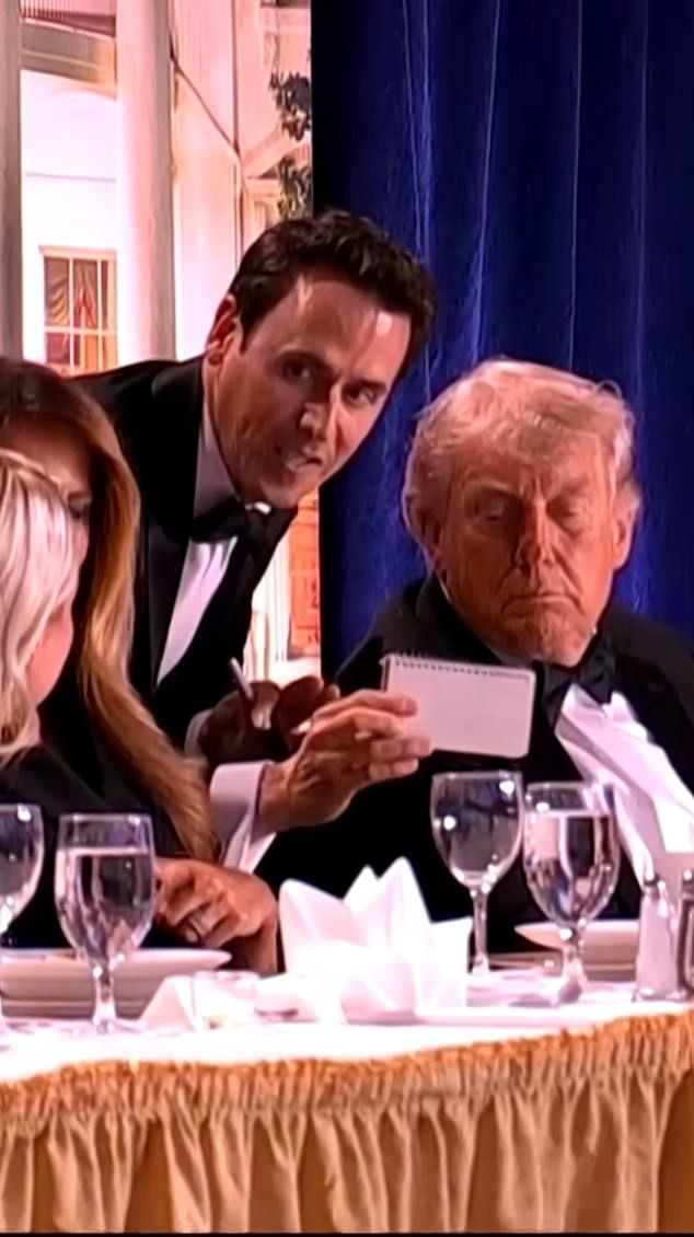 Oz Pearlman reveals his notepad to the head table during the White House Correspondents' Dinner.