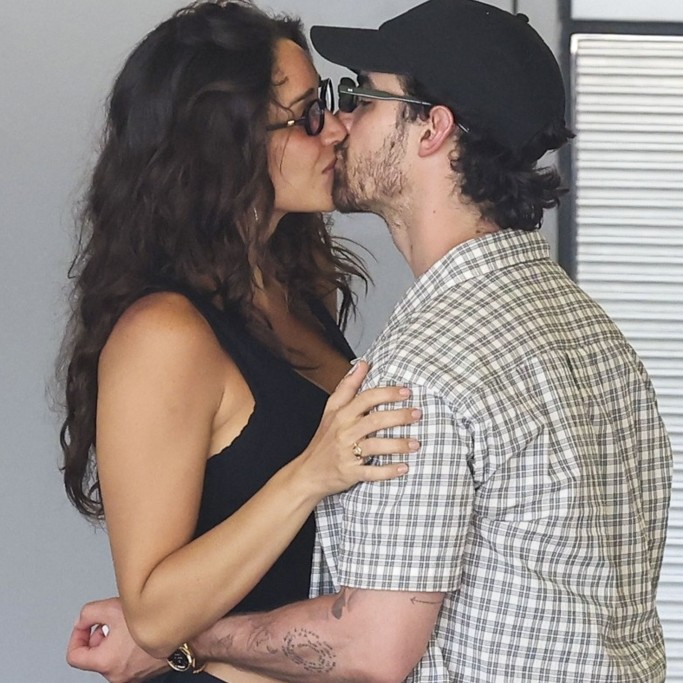 Last image caption: Once the couple saw each other, they immediately hugged and locked lips. - MiamiPIXX/VAEM / BACKGRID