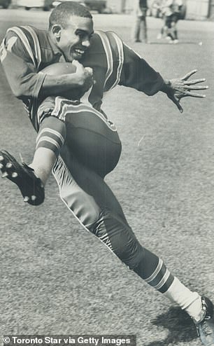 Sherman Lewis carries the ball for the New York Jets in the 1960s
