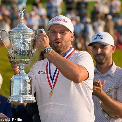 Clark lifts his second US Open trophy after clinging on to win by a single shot in the Hamptons - Daily Mail US