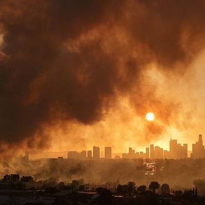The massive warehouse fire at the cold storage facility continues to spread smoke across LA - Daily Mail US
